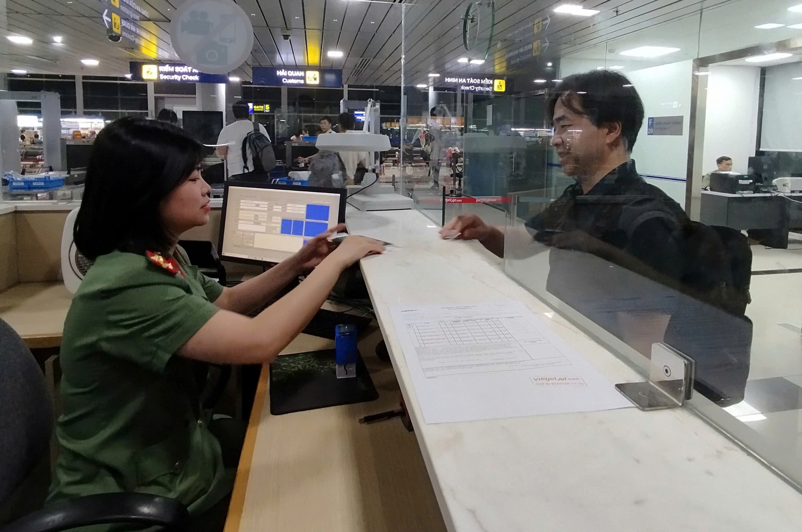 Phòng Quản lý xuất nhập cảnh CATP: Giải quyết hơn 135.000 hồ sơ khai báo tạm trú qua internet